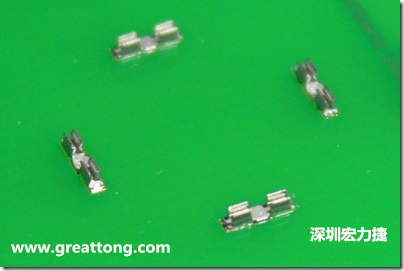 屏蔽夾(SMT shielding clip)焊接于電路板上的樣子。